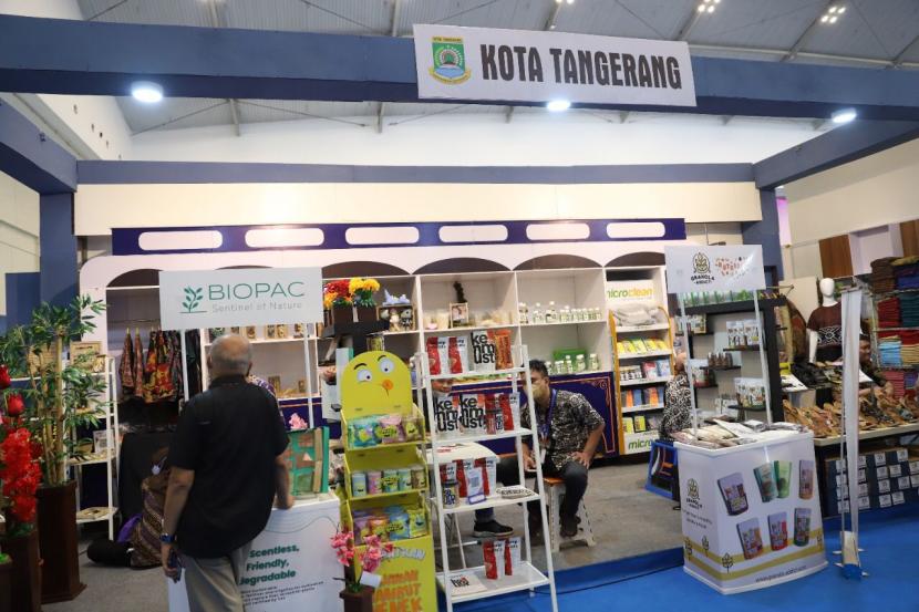 Produk-produk UMKM dari Kota Tangerang dijajakan di Pameran TEI 2022. 