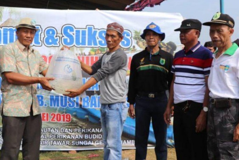 Produk ramah lingkungan piring pelepah pinang buatan masyarakat Kabupaten Muba. 