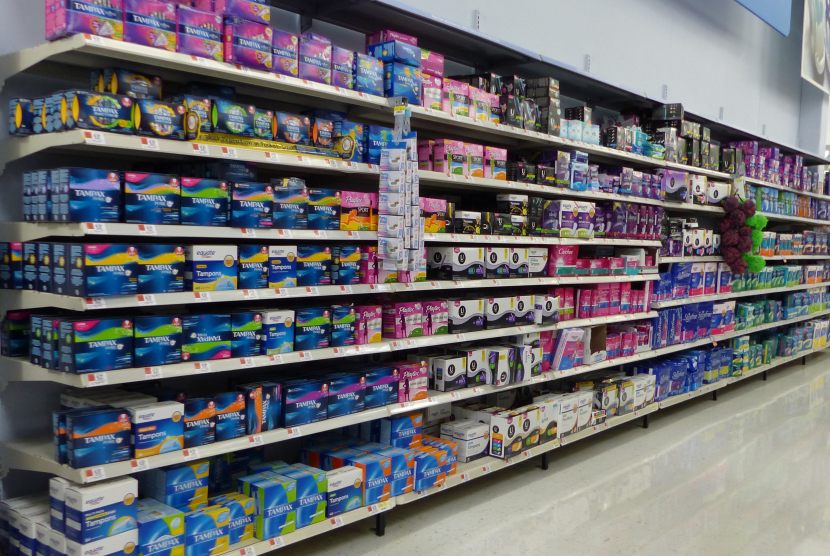 Produk sanitasi wanita atau tampon dijual di rak supermarket.