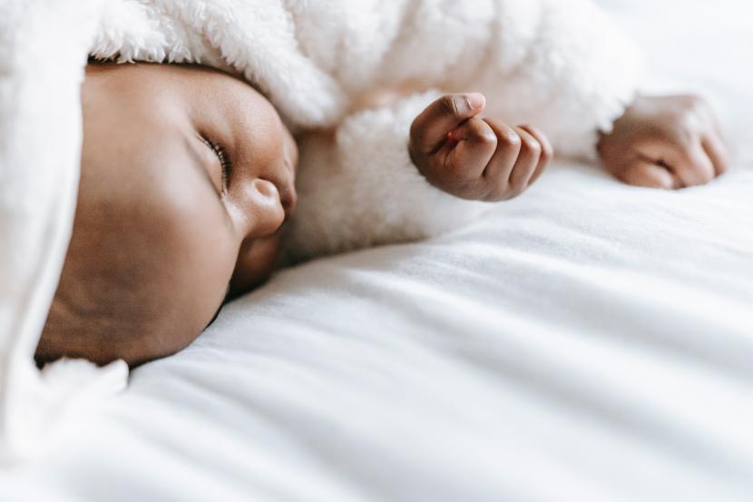 Bayi sedang tidur. Lingkungan tidur yang tidak aman dapat meningkatkan risiko kematian bayi mendadak.