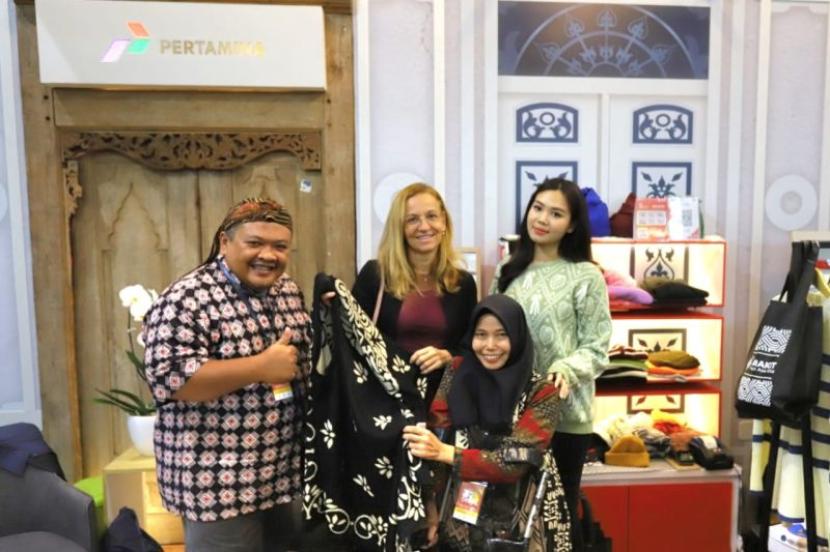 Produk UMKM binaan Pertamina yang hadir di ajang International Handicraft Trade Fair (Inacraft) 2024 di Balai Sidang Jakarta (JCC), Jakarta. 