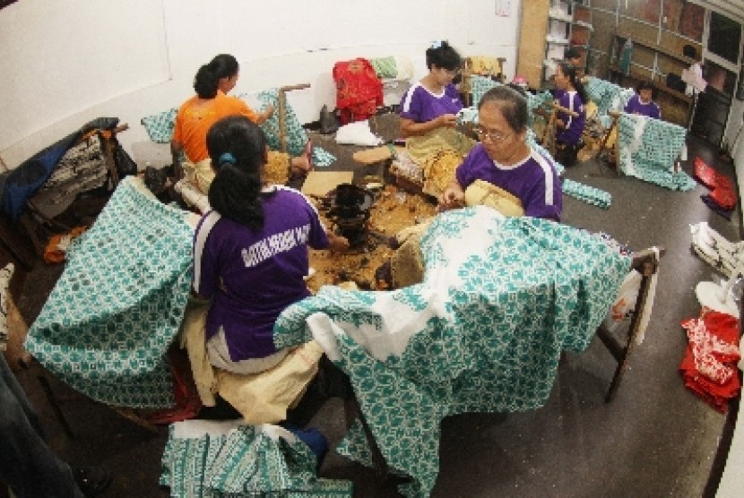 Produksi batik di Kampung Batik Laweyan, Solo.