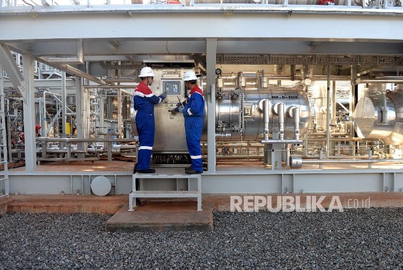 Produksi Gas CPP Donggi. Pekerja PT Pertamina EP melakukan pemeriksaan rutin di fasilitas produksi gas CPP Donggi yang berada di Desa Dongin, Kabupaten Banggai, Sulawesi Tengah, Selasa (31/5).