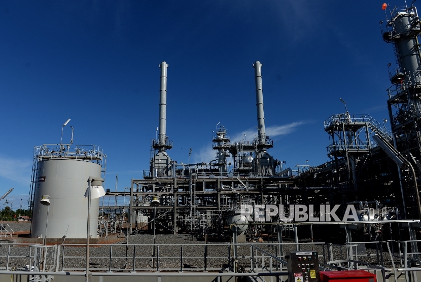 Produksi Gas CPP Donggi. Pekerja PT Pertamina EP melakukan pemeriksaan rutin di fasilitas produksi gas CPP Donggi yang berada di Desa Dongin, Kabupaten Banggai, Sulawesi Tengah, Selasa (31/5).