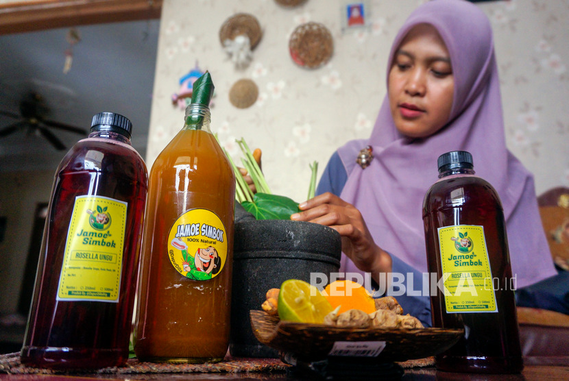 Produsen jamu tradisional, Riski Murtikasari, memproduksi jamu tradisional dari bahan rempah-rempah di rumah produksi Jamoe Simbok, Tulis, Kabupaten Batang, Jawa Tengah, Kamis (5/3/2020).