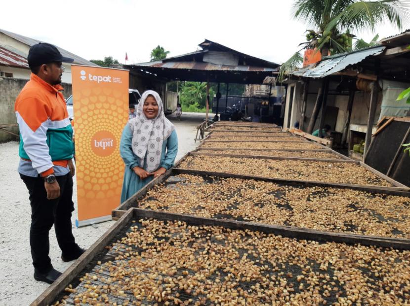 Produsen kerupuk kulit sapi, Yeni (38 tahun) asal kelurahan Sialangmunggu, Kecamatan Tuah Madani, Kota Pekanbaru, Provinsi Riau kini beromset puluhan juta. Pembiayaan dari BTPN Syariah membuat usahanya terus berkembang. 
