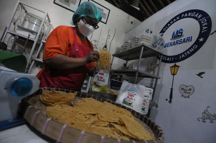 Produsen mengemas mie mocaf atau tepung singkong, Jawa Tengah, Senin (27/6/2022) (ilustrasi). Mocaf bisa jadi bahan pangan sehat berbahan baku lokal.