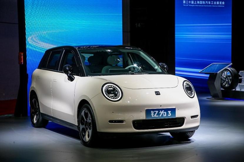 Produsen mobil Cina yang didukung Volkswagen, JAC Motors akan meluncurkan kendaraan listrik (EV) produksi massal pertama dengan baterai sodium-ion melalui merek baru Yiwei. 