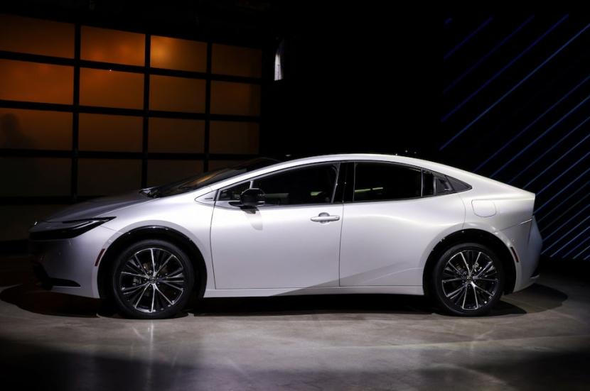 Produsen mobil Jepang Toyota memperkenalkan Prius yang baru didesain ulang sebelum dimulainya Los Angeles Auto Show 16 November 2022. 