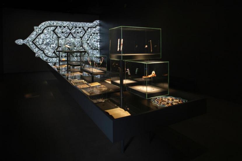 Produsen perhiasan hingga jam mewah Cartier mengadakan pameran unik di Dallas Museum of Art (DMA), Amerika Serikat. Desainer Cartier mengadaptasi bentuk dan teknik dari seni, arsitektur, dan perhiasan Islam. 