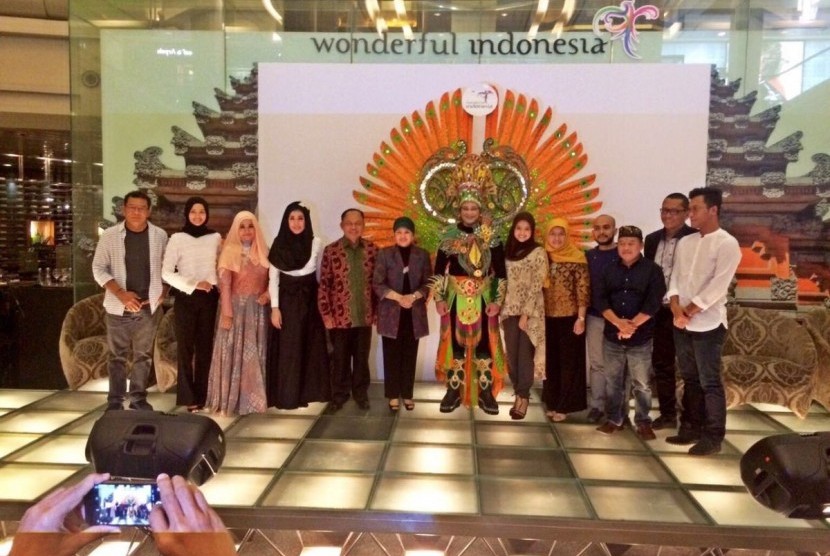 Produser dan bintang film “Kalam Kalam Langit” berfoto bersama dengan Dubes RI di Malaysia Herman Prayitno di Kuala Lumpur, Malaysia. 