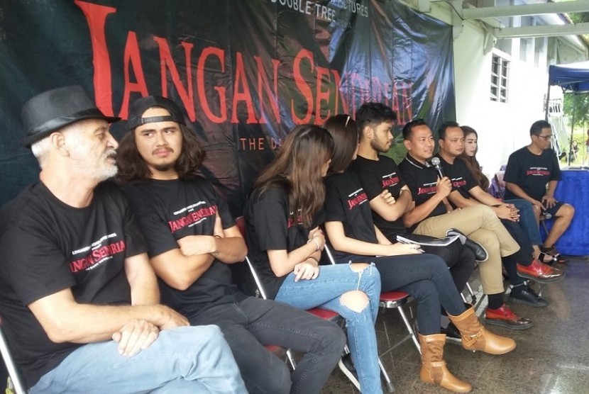 Produser dan para pemain film 'Jangan Sendirian' saat peluncuran pengambilan gambar perdana di Kaliurang, Yogyakarta, Sabtu (2/2). 