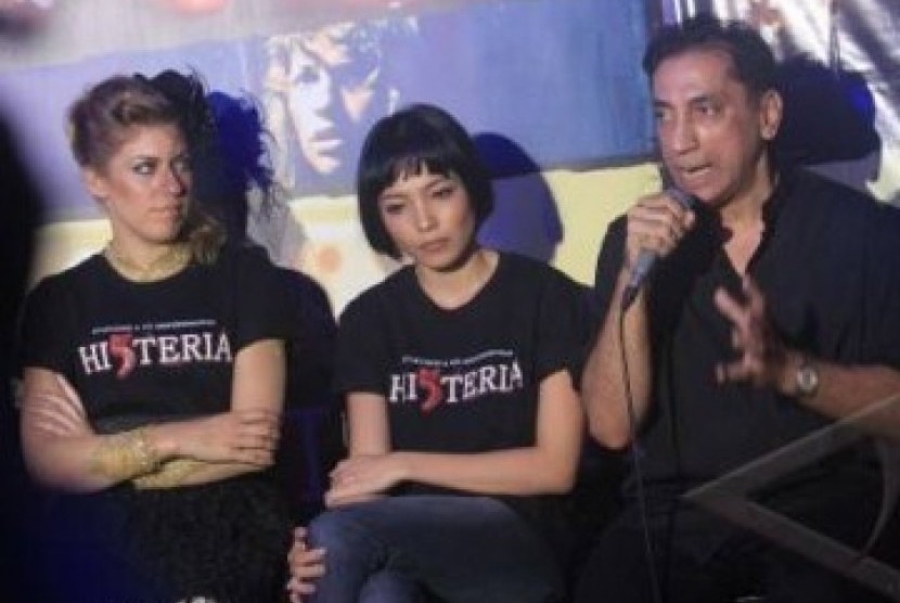 Produser film Chand Parwez Servia (kanan) bersama artis Imelda Therine (tengah) dan Bella Esperance saat konferensi pers film Hi5teria di Jakarta. 
