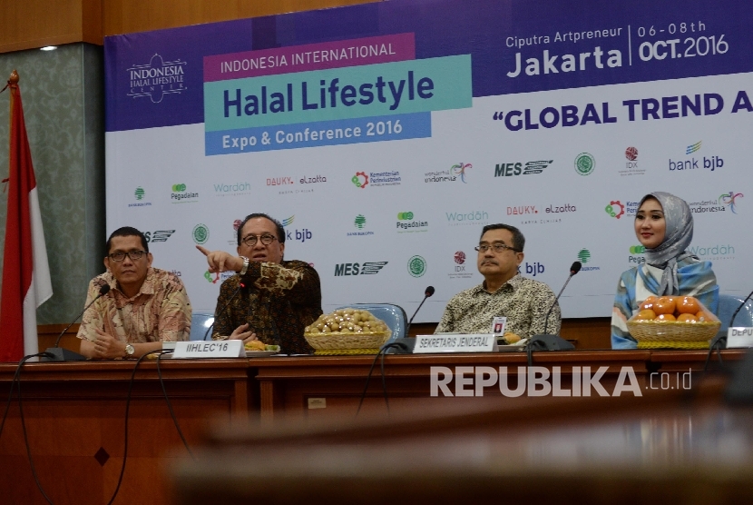 Produser Film Kalam-Kalam Langit Dony Ramadhan, Ketua Indonesia Halal Life Center Sapta Nirwandar, Sekjen Kemenperind Syarif Hidayat, dan Fashion Designer Dian Pelangi (dari kiri) menggelar konferensi pers Indonesia International Halal Lifestyle Expo & Con