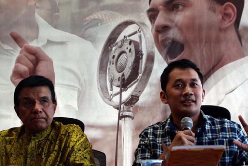 Produser Film Soekarno yang juga Direktur PT Tripar Multivision Plus, Raam Punjabi (kiri) dan Sutradara Film Soekarno Hanung Bramantyo memberikan tanggapan dan penjelasan atas somasi putri Presiden RI pertama Soekarno, Rachmawati Soekarnoputri terhadap fil
