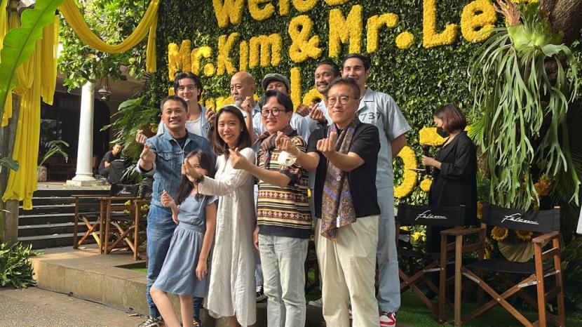 Produser Kim Min-ki, Sutradara Lee Hwang-kyung, dan pemain remake Miracle in Cell No. 7 dalam acara jumpa pers di Kantor Falcon, Jakarta Selatan, Rabu (31/8). 