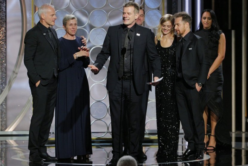 Produser NBC Graham Broadbent (tengah) menerima penghargaan Best Motion Picture Drama terbaik untuk Three Billboards Outside Ebbing, Missouri, di ajang Golden Globes.