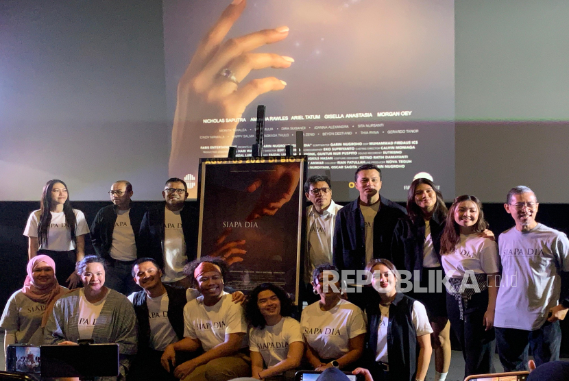 Produser, sutradara, dan pemain film Siapa Dia saat konferensi pers di Jakarta pada Selasa (29/7/2025).