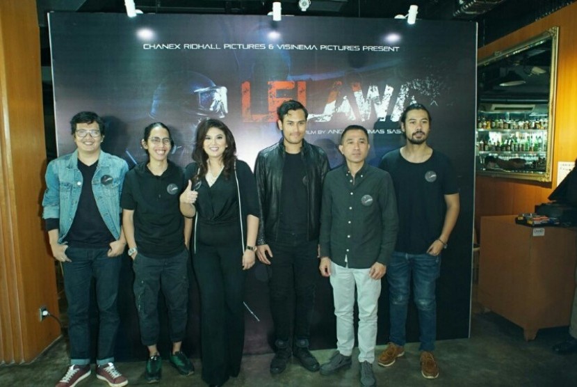 Produser, sutradara, penulis skenario dan para pemeran film Lelawa usai konferensi pers, di Jakarta, Senin (19/12).