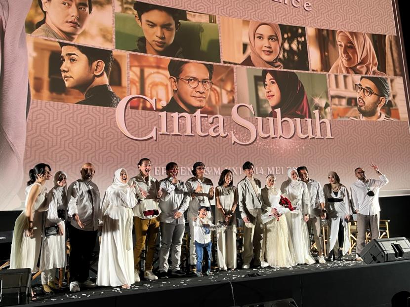 Produser, sutradara, penulis skenario, dan pemain film Cinta Subuh dalam acara gala premier di Epicentrum XXI, Jakarta Selatan, Sabtu (14/5). 
