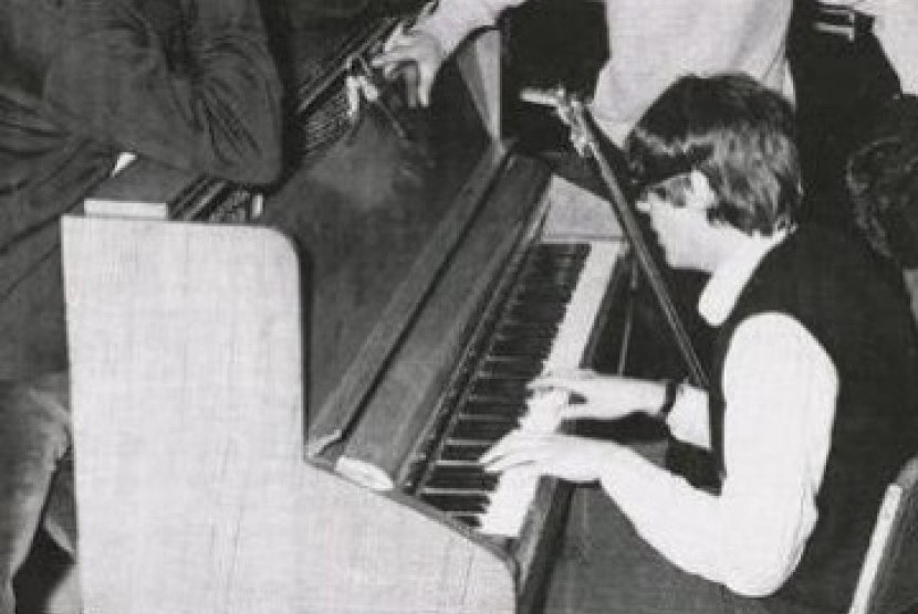 Setelah 10 pekan ditutup karena pandemi virus corona, studio rekaman legendaris Abbey Road dibuka kembali (Foto: Produser The Beatles, George Martin, terlihat memainkan piano Challen di Studio III, Abbey Road, dikelilingi anggota band tersebut)