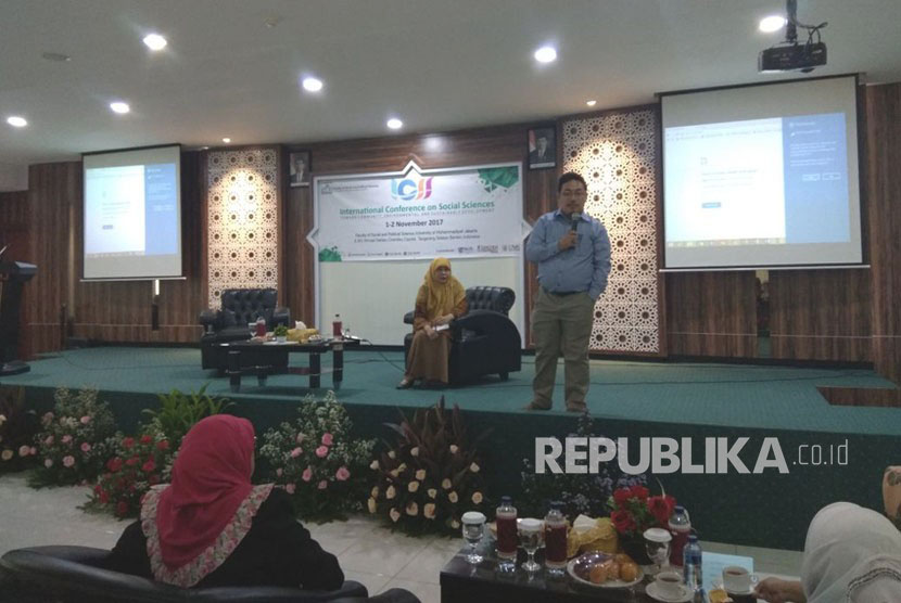Prof. Adi Fahrudin, Ph.D saat menyampaikan materi di Workshop Publication in International Journal, pada  International Conference of Social Sciences, di Universitas Muhammadiyah Jakarta (UMJ), Kamis (2/11).