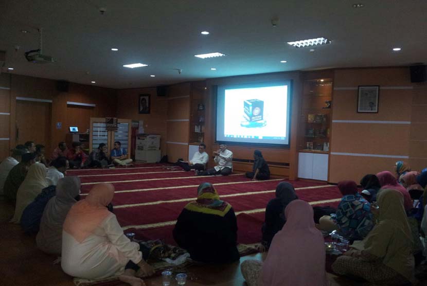 Prof Ahsin Sakho Muhammad mengkaji Surah Luqman ayat 13-19 pada Kajian Al-Qur'an Ilmiah (KAIL) di Jakarta, Jumat (5/2).