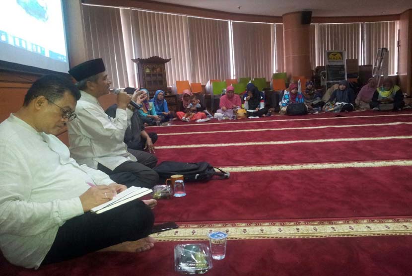 Prof Ahsin Sakho Muhammad menyampaikan kajian Surah Luqman ayat  13-19 pada Kajian Al-Qur'an  Ilmiah (KAIL) di Jakarta, Jumat (5/2). 