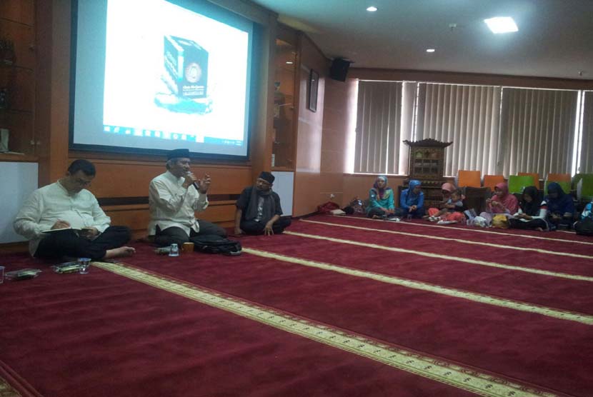 Prof Ahsin Sakho Muhammad menyampaikan kajian Surah Luqman ayat 13-19 pada Kajian Ilmiah Al-Qur'an (KAIL) di Jakarta, Jumat (5/2).