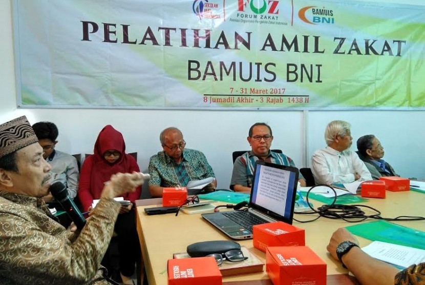 Prof Amin SUma mengisi pelatihan amil zakat Sekolah Amil Indonesia di Bamuis BNI.