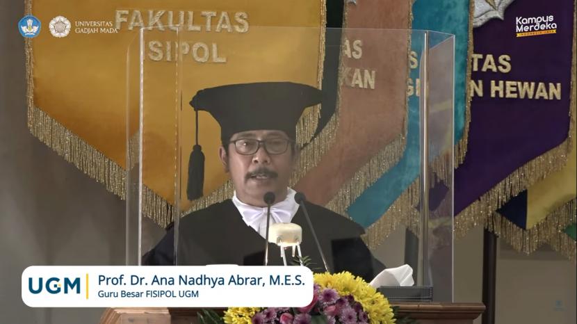 Prof Ana Nadya Abrar dalam pidato pengukuhannya sebagai Guru Besar Fisipol UGM di Balai Senat UGM, Kamis (10/3/2022).
