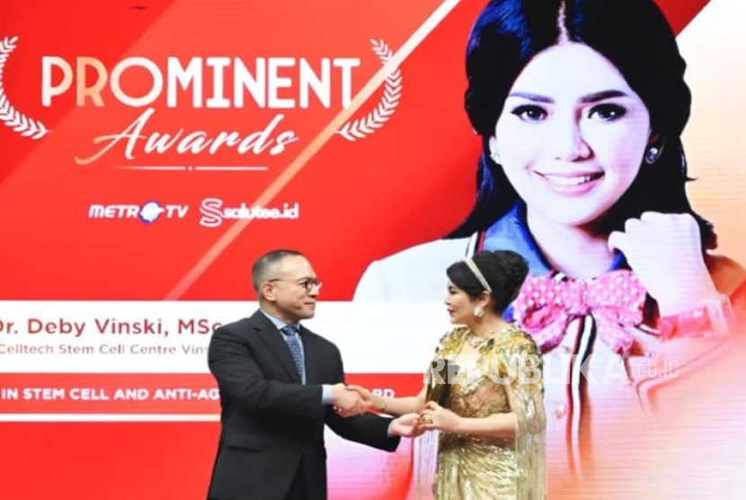 Prof Deby Vinski menerima penghargaan.
