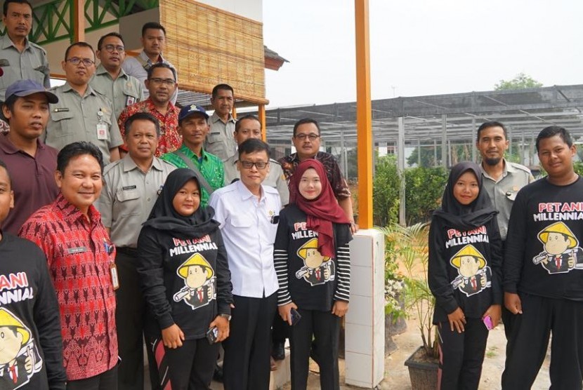 Prof Dedi Nursyamsi bersama petani muda