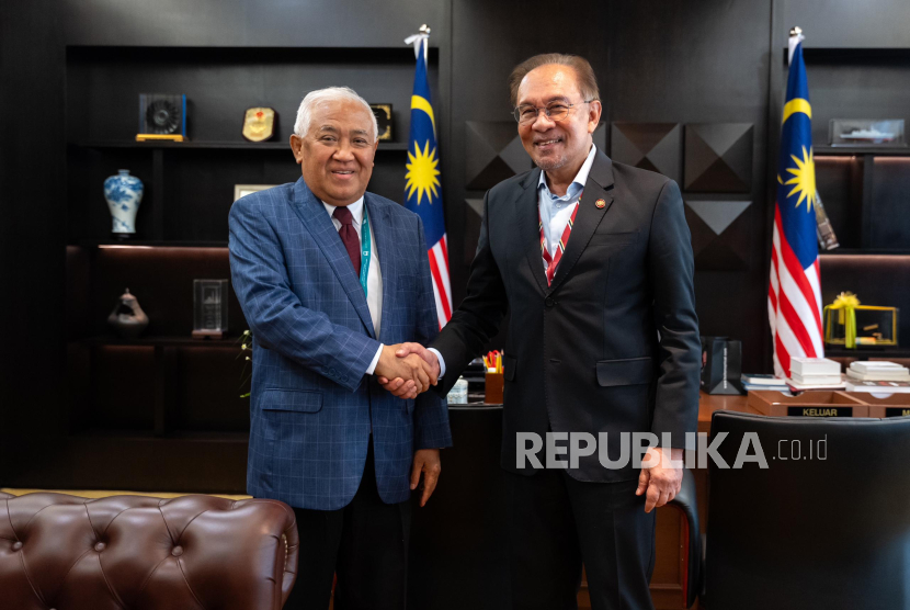 Prof Din Syamsuddin (kiri) bersama Perdana Menteri Malaysia Anwar Ibrahim di Kuala Lumpur, Malaysia, pada 11 Desember 2024.