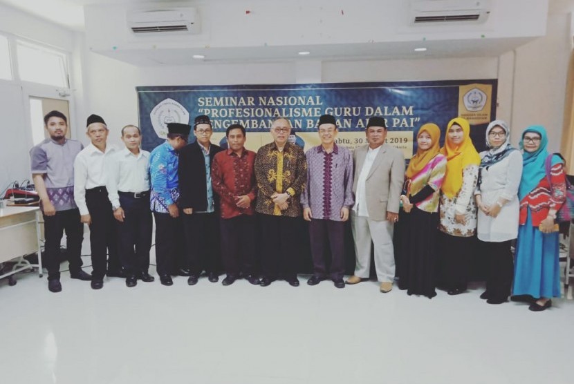 Prof Dr Dede Rosyada MA bersama Panitia Seminar Nasional Pendidikan STAI Al-Hamidiyah Jakarta. 