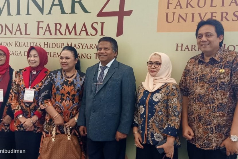 Prof Dr Elin Yulinah Apt dan Prof Dr Afifah Sutjiatmo Apt yang berhasil mengolah daun cecendet menjadi obat peredam gejala lupus mereka ditemui di acara seminar farmasi Unjani yang ke-4, belum lama ini. 