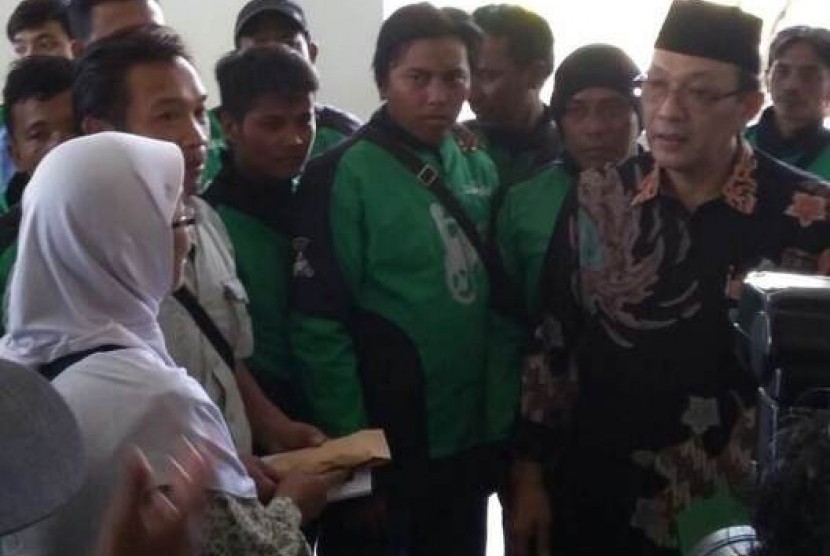 Prof Dr H Dailami Firdaus (berpeci) menyerahkan bantuan buat Aldo, putra korban tabrakan Kopaja di RSCM, Sabtu (19/9)