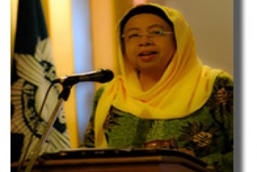 Prof Dr HJ Siti Chamamah Soeratno