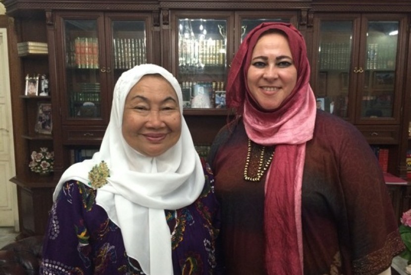 Prof Dr Hj Tutty Alawiyah AS (kiri) bersama Prof Mariam Ait Ahmed dari Maroko