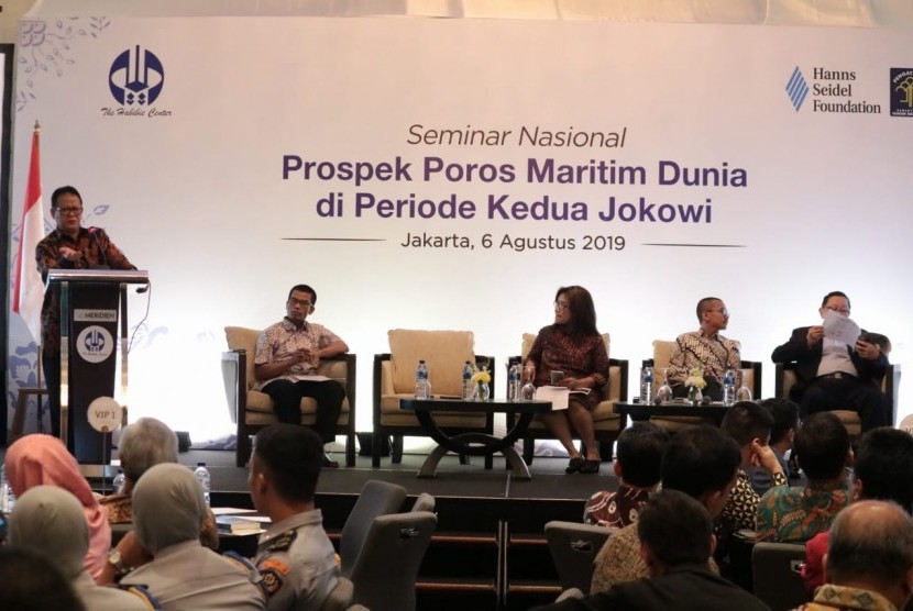 Prof Dr Ir Rokhmin Dahuri MS menjadi pembicara Seminar Nasional “Prospek Poros Maritim Dunia di Periode Kedua Presiden Jokowi”. 