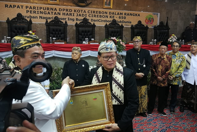 Prof Dr Ir Rokhmin Dahuri MS dianugerahi Tokoh Nasional Inspiratif asal Cirebon.