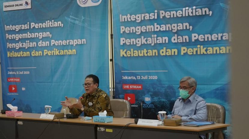 Prof Dr Ir Rokhmin Dahuri MS (kiri) menjadi nara sumber FGD “Integrasi Penelitian, Pengembangan, Pengkajian, dan Penerapan dalam rangka Percepatan Riset dan Inovasi Kelautan dan Perikanan Indonesia” di Jakarta, Senin (13/7).