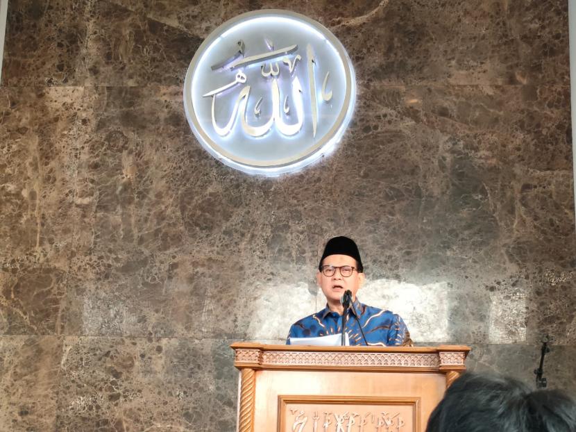 Prof Dr Ir Rokhmin Dahuri MS menjadi khatib shalat Idul Fitri di  Masjid Al-Hikmah, Komplek Perumahan Vila Indah Pajajaran, Bogor, Senin (2/5). 