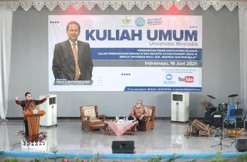Prof Dr Ir Rokhmin Dahuri MS menjadi narasumber kuliah umum yang diadakan oleh Universitas Wiralodra (Unwir) Indramayu, Rabu (16/6).