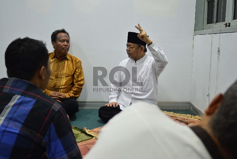 Prof DR KH Ali Mustafa Yaqub menyampaikan tausiyah usai shalat maghrib berjamaah dengan awak redaksi di Mushala Harian Republika, Jakarta, Jumat (21/8). 