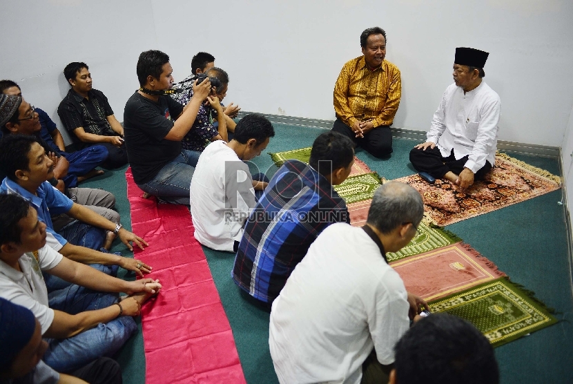 Prof DR KH Ali Mustafa Ya'qub menyampaikan tausiyah usai shalat maghrib berjamaah dengan awak redaksi di Mushala Harian Republika, Jakarta, Jumat (21/8).