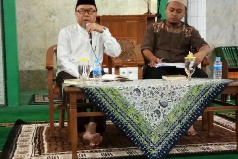 Prof Dr KH Didin Hafidhuddin (kiri).