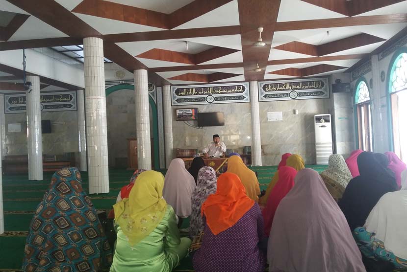 Prof Dr KH Didin Hafidhuddin menyampaikan ceramah pada halal bihalal Majelis Ta'lim Al Ikhlas di Bogor, Jumat (29/7/2016).
