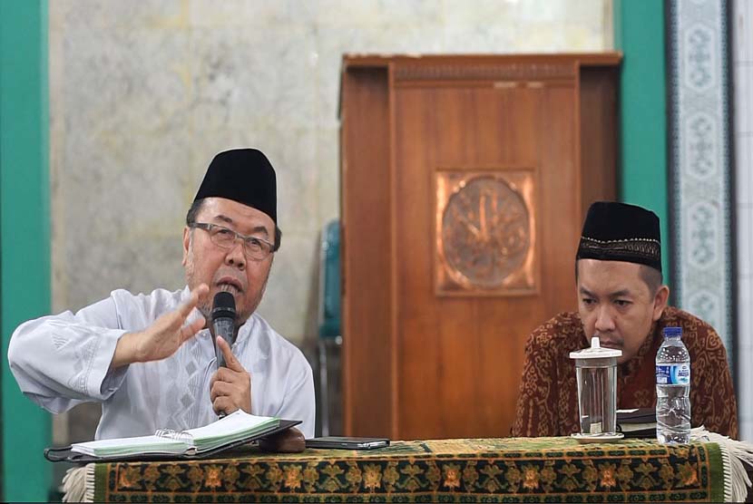 Prof Dr KH Didin Hafidhuddin MS (kiri).