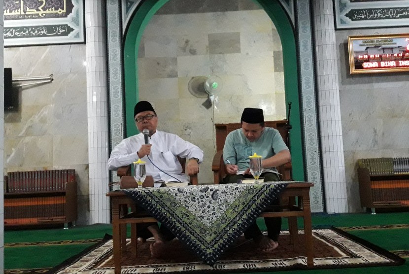 Prof Dr KH Didin Hafidhuddin MS (kiiri) mengisi kajian Tarhib Ramadhan di Masjid Al-Ikhlas Bosowa Bina Insani, Bogor, Jawa Barat, Jumat (4/5).